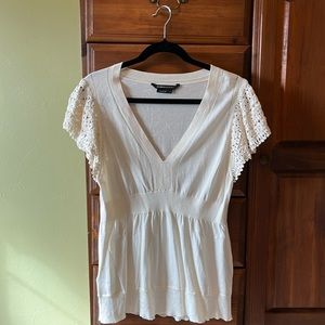 Like new! BCBG MAXAZRIA Women’s Cream Lightweight Top